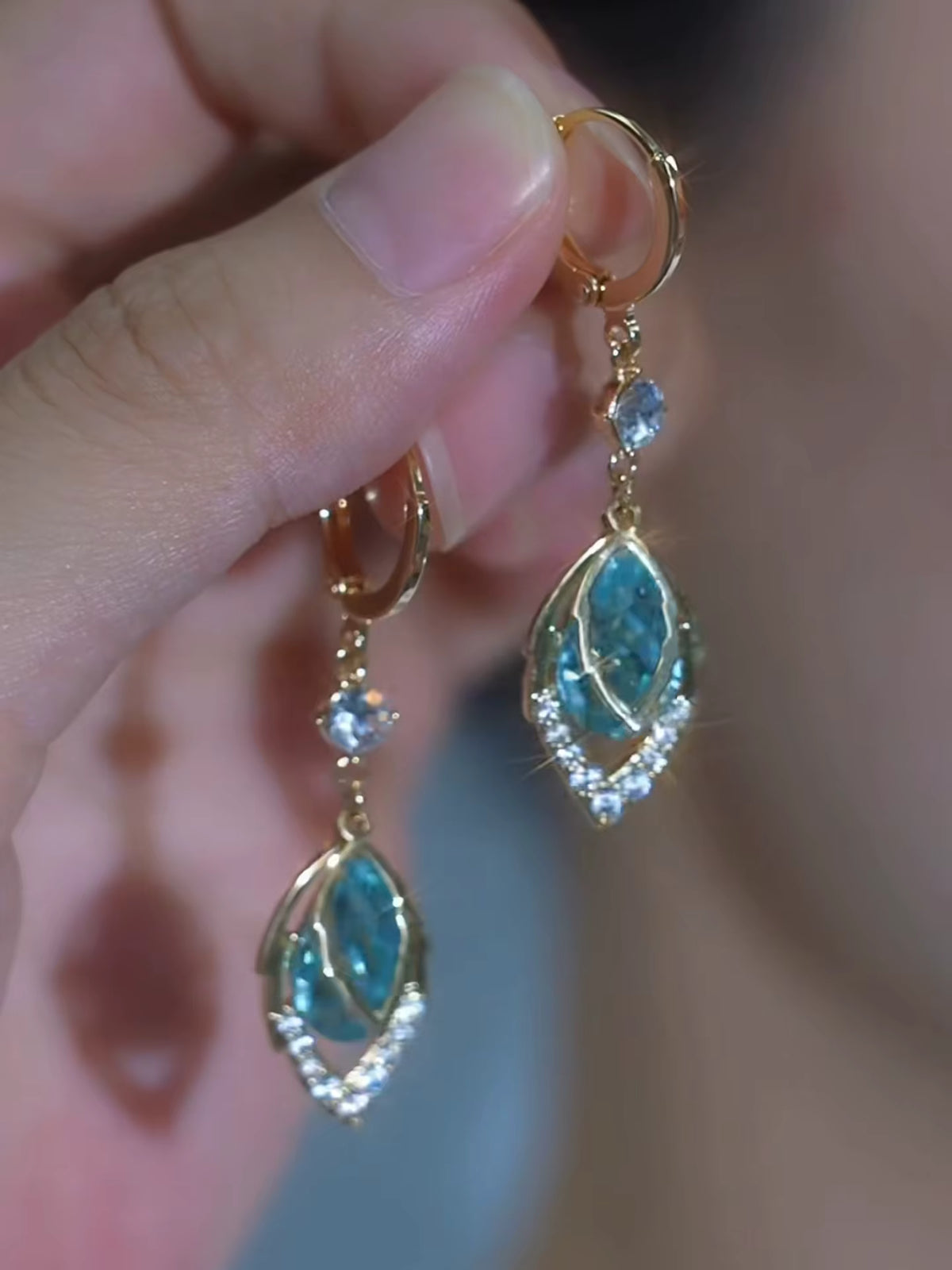 Aretes Altessa Gota Celestial Efecto Rostro Iluminado Micropavé de Circonia & Oro 14K