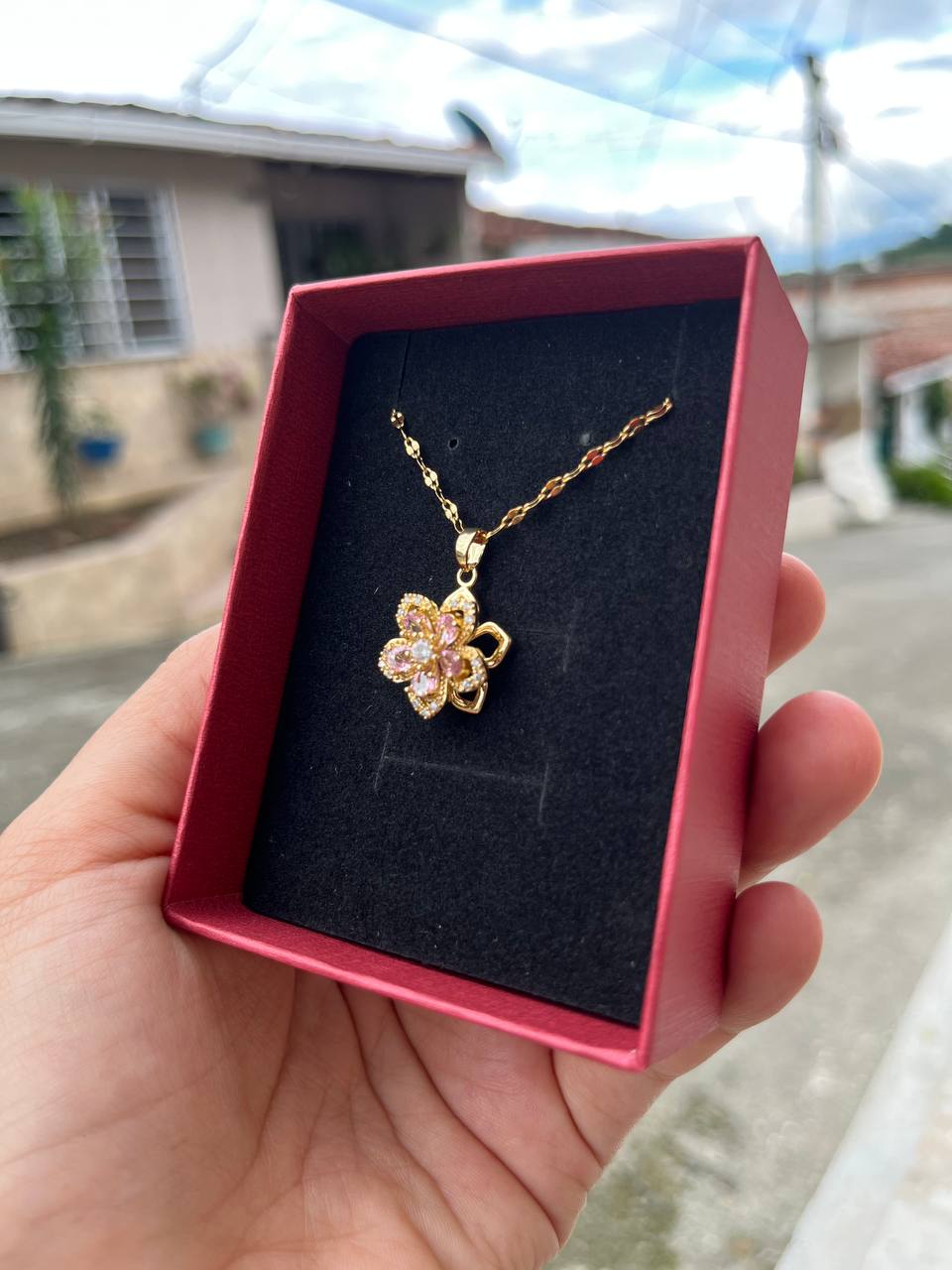 Collar Flor Rosa Giratoria + CAJA REGALO