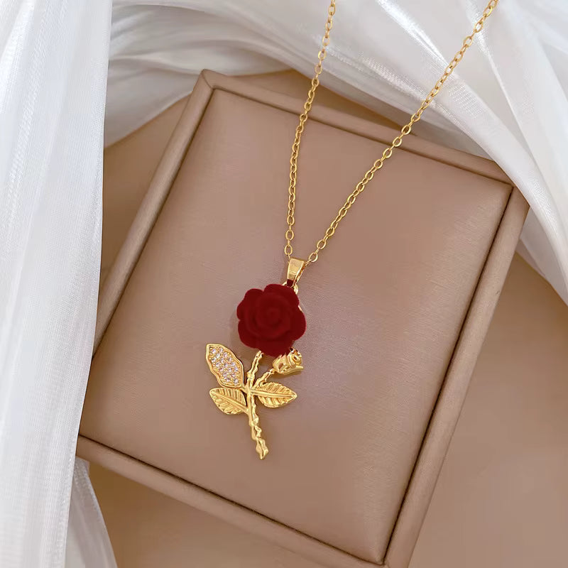 Collar Rosa 3D en Acero Dorado + Estuche de Lujo GRATIS